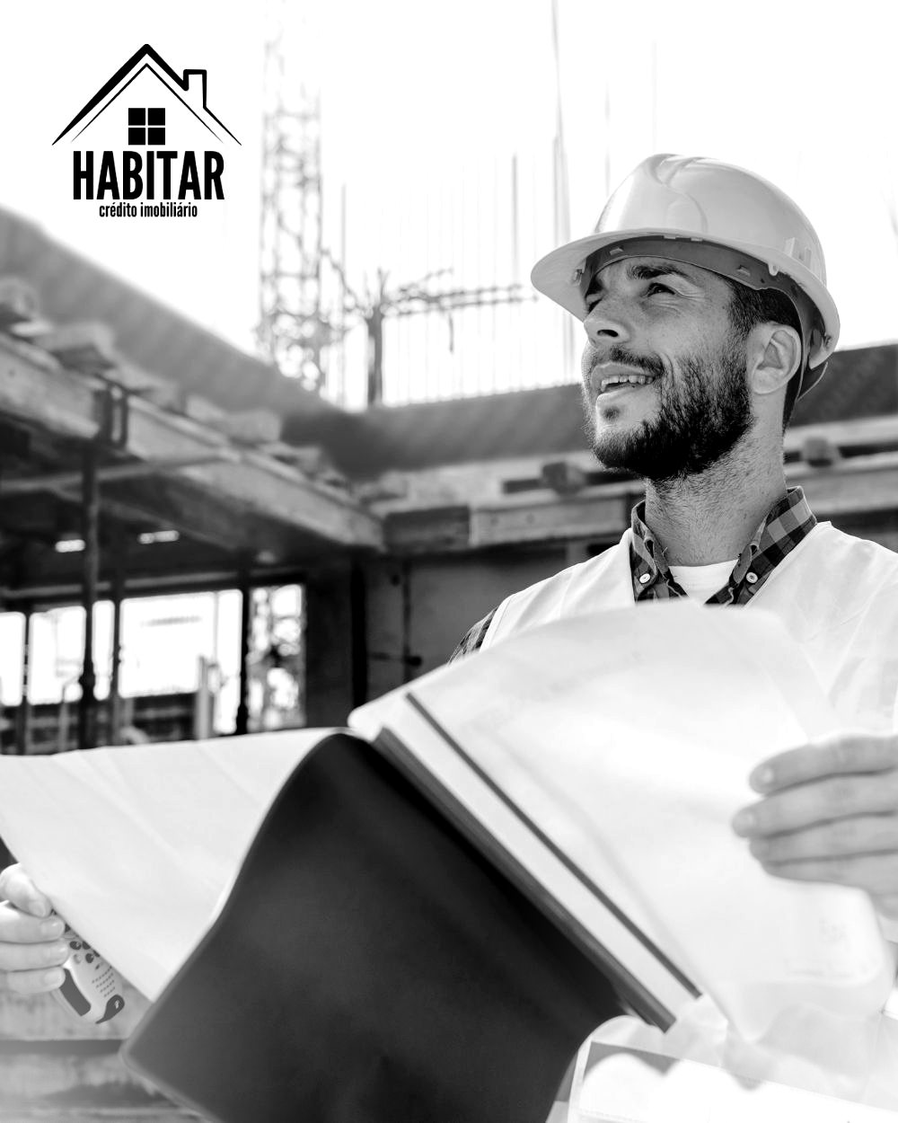 Profissional analisando o projeto de uma obra em andamento